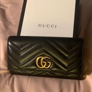 Gucci Marmont wallet-like new condition!